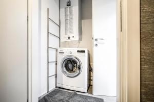 eine Waschküche mit Waschmaschine und Trockner in der Unterkunft Industrial Loft Venice R&R in Venedig