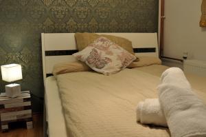 uma cama com uma almofada num quarto em Apartment Vodnik em Sveti Jurij ob Ščavnici