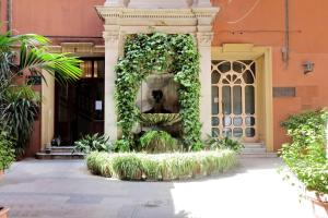 una fuente en medio de un edificio en Guest House Amaranto Romano en Roma