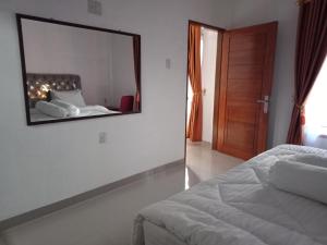 Ένα ή περισσότερα κρεβάτια σε δωμάτιο στο Noah Hotel Silangit
