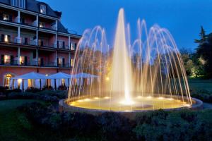 una fontana di fronte a un hotel di notte di Relais Villa Pomela a Novi Ligure