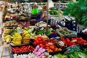 Supermarket nebo jiné obchody v  apartmánu nebo okolí