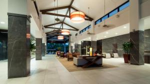 um átrio de um edifício com mesas e cadeiras em Luxury Apartments at Temple Resort and Spa Port Douglas em Port Douglas