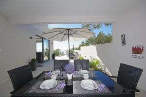 Patio alebo iná vonkajšia časť ubytovania Holiday home Anja