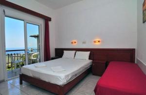 Postel nebo postele na pokoji v ubytování Chrissafis Hotel + 18 fotografií