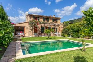 ソリェルにあるBeautiful Mallorcan Villa with pool in Sollerのスイミングプール付きの家の外観