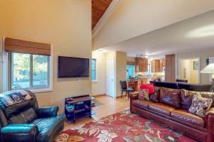 a living room with a couch and a tv at Pinewood Getaway in Ketchum