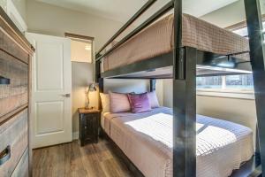 een slaapkamer met een stapelbed in een kamer bij Rim View 2 in Moab