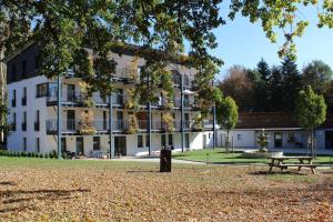 un edificio con un parque delante de él en Waldhotel Rainau en Ellwangen