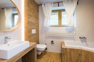 Koupelna v ubytování Apartamenty Willa Marko z sauną, grillowiskiem i rowerownią - Dream Apart + 64 fotografií