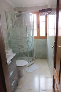 y baño con ducha, aseo y lavamanos. en La Lajita Ocean View 2, en Lajita
