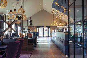 un ristorante con sedie e un bar con luci di Copenhagen Go Hotel a Copenaghen