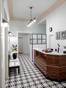 eine Küche mit einer großen Theke in einem Zimmer in der Unterkunft Art Deco Central Rooms in Lwiw