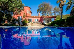 uma casa com uma piscina em frente em Villa en Tarifa con vistas a ÁFRICA em El Bujeo