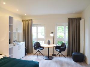 een kamer met een bed en een tafel en stoelen bij Appartement Centrum Domburg DO05 in Domburg