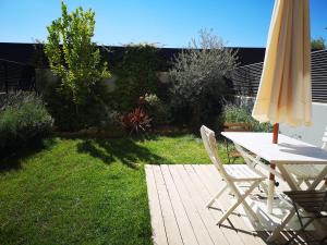 eine Terrasse mit einem Tisch und einem Sonnenschirm in der Unterkunft Poesia y Vino in Lardero