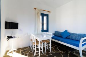 Televízia a/alebo spoločenská miestnosť v ubytovaní Okirroi Villas Chersonissos