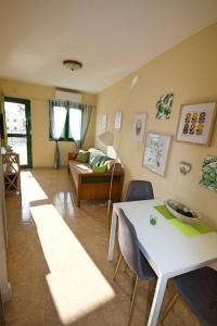 マスパロマスにあるCentrico apartamento 423のリビングルーム(テーブル、椅子、ソファ付)