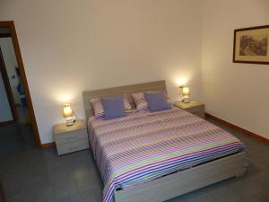 um quarto com uma cama com dois candeeiros nas laterais em Casa di Roberta em Albiate