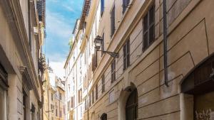 an alley in a city with tall buildings at Leutari Suite in Rome