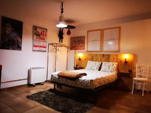 sypialnia z łóżkiem i wentylatorem w obiekcie Poesia y Vino w mieście Lardero