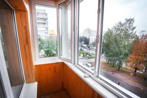 una ventana vacía con vistas a la calle en VIP-flat in the center of Vishenka, en Vínnytsia