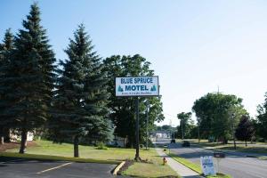 Certifikát, hodnocení, plakát nebo jiný dokument vystavený v ubytování Blue Spruce Motel