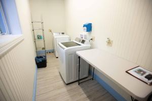 Kuchyň nebo kuchyňský kout v ubytování Blue Spruce Motel