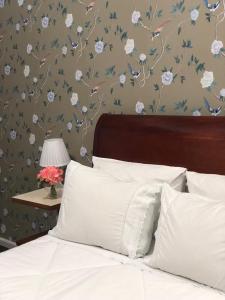 Hotel Caiçara Bistrô e Eventos Ltda tesisinde bir odada yatak veya yataklar