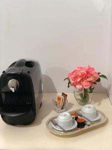 Все необхідне для приготування чаю та кави в Hotel Caiçara Bistrô e Eventos Ltda