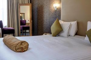 Tempat tidur dalam kamar di Best Western Thurrock Hotel