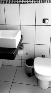 biała łazienka z umywalką i toaletą w obiekcie Hotel Real de Caeté w mieście Caeté
