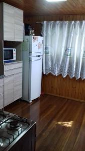 ベント・ゴンサルベスにあるCasa do Joaquimのキッチン(冷蔵庫付)、窓が備わります。 +8枚の写真