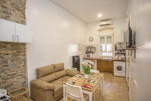 salon z kanapą i stołem w obiekcie Casa Jerez Alameda del Banco w mieście Jerez de la Frontera
