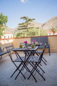 Cảnh núi rừng hoặc tầm nhìn ra núi từ nhà khách