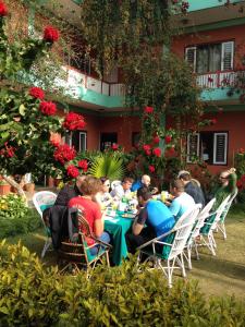 New Pokhara Lodge - Lakeside, Pokhara Nepal tesisinde bir restoran veya yemek mekanı