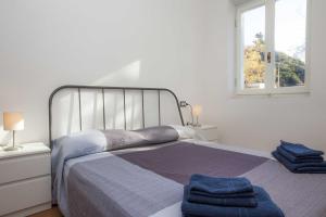 ein Schlafzimmer mit einem Bett mit blauen Handtüchern darauf in der Unterkunft Casa Bianca - Goelba in Pomonte