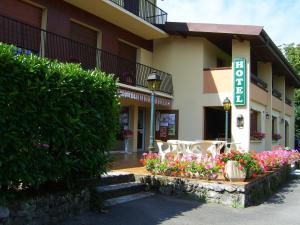 un hôtel avec des fleurs devant un bâtiment dans l'établissement Hôtel Les Pavillons du Golf, à Évian-les-Bains