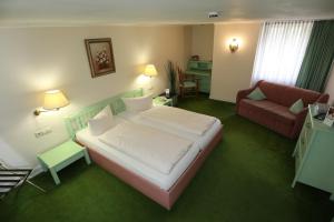 Postel nebo postele na pokoji v ubytování Schwarzwaldhotel Stollen