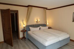 Postel nebo postele na pokoji v ubytování Schwarzwaldhotel Stollen