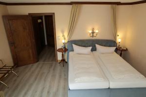 Postel nebo postele na pokoji v ubytování Schwarzwaldhotel Stollen