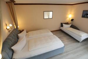 Postel nebo postele na pokoji v ubytování Schwarzwaldhotel Stollen
