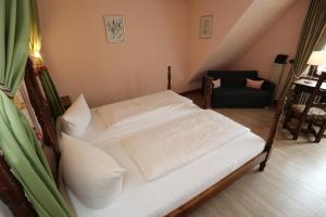 Postel nebo postele na pokoji v ubytování Schwarzwaldhotel Stollen