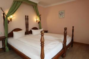 Postel nebo postele na pokoji v ubytování Schwarzwaldhotel Stollen
