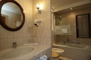 Koupelna v ubytování Schwarzwaldhotel Stollen + 37 fotografií
