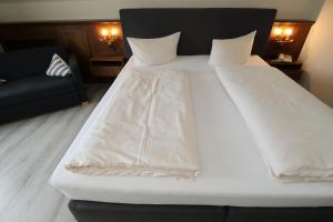 Postel nebo postele na pokoji v ubytování Schwarzwaldhotel Stollen