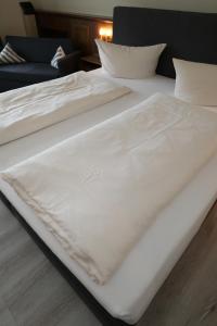 Postel nebo postele na pokoji v ubytování Schwarzwaldhotel Stollen