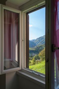 ventana con vistas a la montaña en Bed &Breakfast Bellavista, en San Giovanni Bianco