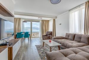 - un salon avec un canapé et une table dans l'établissement Boka di Mare, à Tivat