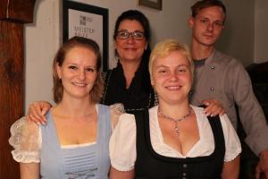 un groupe de personnes posant pour une photo dans l'établissement Schwarzwaldhotel Stollen, à Gutach im Breisgau